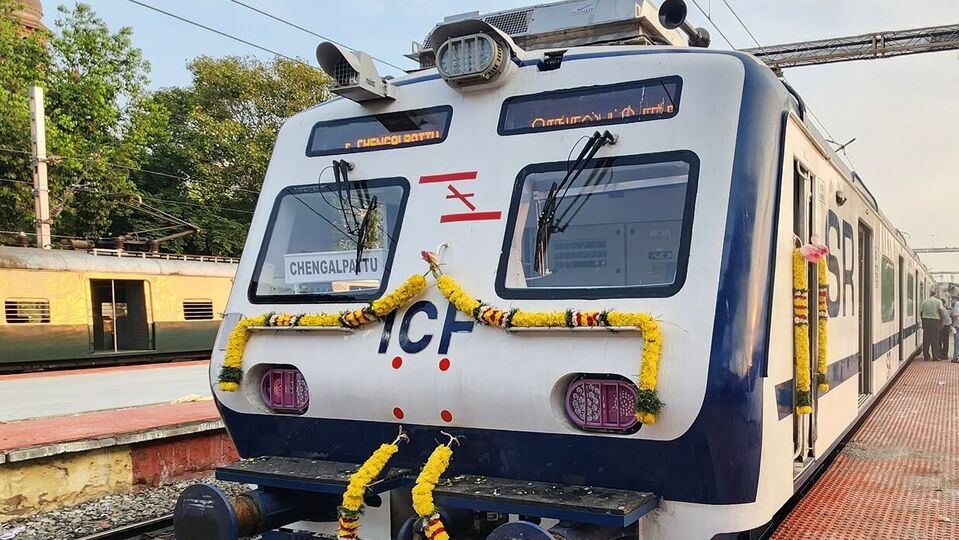  শিয়ালদা ডিভিশনের ক্ষেত্রে কোন শাখায় এই ট্রেন চালানো হবে সেটা নিশ্চিত করে কিছু জানা যায়নি। তবে আধুনিক ব্যবস্থা থাকবে এই ট্রেনগুলিতে।ট্রেনে থাকবে সিসিটিভি ক্যামেরা। জিপিএস-নির্ভর এলইডি ডিসপ্লেও থাকবে। (ছবিটি প্রতীকী, সৌজন্যে Indian Railways)