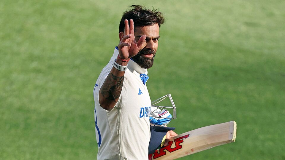 ভারত-ইংল্যান্ড টেস্ট ক্রিকেটের ইতিহাসে সব থেকে বেশি রান সংগ্রহ করা ব্যাটারদের তালিকায় পঞ্চম স্থানে রয়েছেন বিরাট কোহলি। বিরাট ইংল্যান্ডের বিরুদ্ধে মোট ২৮টি টেস্টে মাঠে নেমেছেন। ৫০টি ইনিংসে ব্যাট করে তিনি সংগ্রহ করেছেন সাকুল্যে ১৯৯১ রান। সেঞ্চুরি করেছেন ৫টি ও হাফ-সেঞ্চুরি করেছেন ৯টি। ইংল্যান্ডের বিরুদ্ধে টেস্টে কোহলির সর্বোচ্চ ব্যক্তিগত ইনিংস ২৩৫ রানের। ছবি- এএনআই।