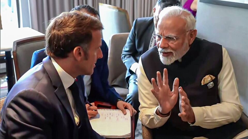 সম্প্রতি জি৭ শীর্ষ সম্মেলন থেকে আগেভাগেই দেশে ফেরেন ডোনাল্ড ট্রাম্প। যা নিয়ে টিপ্পনি করতে ছাড়েননি ফরাসি প্রেসিডেন্ট ইমানুয়েল ম্যাক্রোঁ। তিনি ট্রাম্পকে খোঁচা দিয়ে বলেছিলেন, 'নিশ্চয় ট্রাম্প ইজরায়েল এবং ইরানের মধ্যে সংঘর্ষবিরতি চূড়ান্ত করতে জলদি ফিরে গিয়েছেন।' (DD)