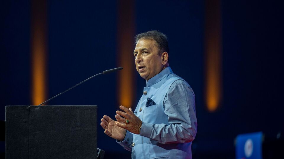 ভারত-ইংল্যান্ড টেস্ট ক্রিকেটের ইতিহাসে সব থেকে বেশি রান সংগ্রহ করা ব্যাটারদের তালিকায় তৃতীয় স্থানে রয়েছেন সুনীল গাভাসকর। কিংবদন্তি সানি ইংল্যান্ডের বিরুদ্ধে মোট ৩৮টি টেস্টে মাঠে নেমেছেন। ৬৭টি ইনিংসে ব্যাট করে তিনি সংগ্রহ করেছেন সাকুল্যে ২৪৮৩ রান। সেঞ্চুরি করেছেন ৪টি ও হাফ-সেঞ্চুরি করেছেন ১৬টি। ইংল্যান্ডের বিরুদ্ধে টেস্টে গাভাসকরের সর্বোচ্চ ব্যক্তিগত ইনিংস ২২১ রানের। ছবি- হিন্দুস্তান টাইমস।