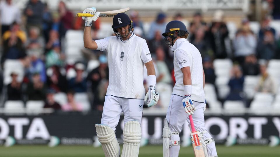 ভারত-ইংল্যান্ড টেস্ট ক্রিকেটের ইতিহাসে সব থেকে বেশি রান সংগ্রহ করেছেন জো রুট। ব্রিটিশ তারকা এখনও পর্যন্ত ভারতের বিরুদ্ধে মোট ৩০টি টেস্টে মাঠে নেমেছেন। ৫৫টি ইনিংসে ব্যাট করে তিনি সংগ্রহ করেছেন সাকুল্যে ২৮৪৬ রান। সেঞ্চুরি করেছেন ১০টি ও হাফ-সেঞ্চুরি করেছেন ১১টি। ভারতের বিরুদ্ধে টেস্টে রুটের সর্বোচ্চ ব্যক্তিগত ইনিংস ২১৮ রানের। ছবি- এএফপি।