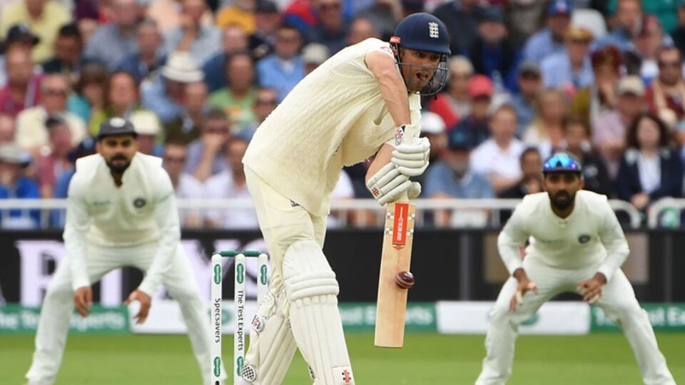 ভারত-ইংল্যান্ড টেস্ট ক্রিকেটের ইতিহাসে সব থেকে বেশি রান সংগ্রহ করা ব্যাটারদের তালিকায় চতুর্থ স্থানে রয়েছেন অ্যালেস্টার কুক। প্রাক্তন ব্রিটিশ দলনায়ক ভারতের বিরুদ্ধে মোট ৩০টি টেস্টে মাঠে নেমেছেন। ৫৪টি ইনিংসে ব্যাট করে তিনি সংগ্রহ করেছেন সাকুল্যে ২৪৩১ রান। সেঞ্চুরি করেছেন ৭টি ও হাফ-সেঞ্চুরি করেছেন ৯টি। ভারতের বিরুদ্ধে টেস্টে কুকের সর্বোচ্চ ব্যক্তিগত ইনিংস ২৯৪ রানের। ছবি- এএফপি।