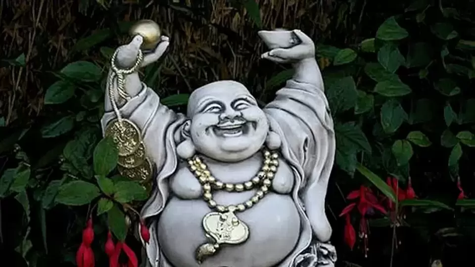 যদি কেউ আপনাকে একটি লাফিং বুদ্ধা উপহার দেয়, তাহলে এর শক্তি আরও বেড়ে যায়। লাফিং বুদ্ধা স্থাপন করার সময়, মনে রাখবেন বুদ্ধের কোমর যেন দেয়াল স্পর্শ করে। এটি ঘরে ঝগড়া কমায় এবং অর্থের প্রবাহ বৃদ্ধিতে সহায়তা করে।