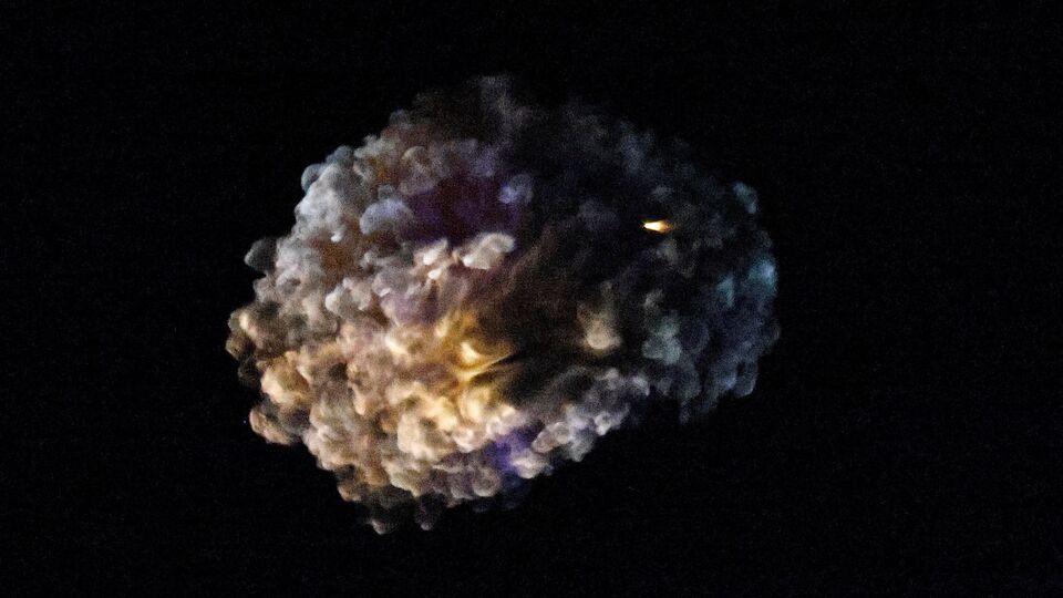 বর্তমানে মধ্যপ্রাচ্যে অবশ্য কোনও বি-২ বিমান মোতায়েন নেই। তবে মার্কিন কর্মকর্তারা বলছেন, বোমারু বিমানগুলো মিসৌরির হোয়াইটম্যান বিমান ঘাঁটি থেকেও উড়ে যেতে পারে এই ধরনের মিশনের জন্য। বিমান ও নৌবাহিনী উচ্চ সতর্কাবস্থায় রয়েছে। পেন্টাগন রয়েছে সজাগ। মধ্যপ্রাচ্যে তাদের বিমানের উপস্থিতি বাড়িয়েছে আমেরিকা। সেখানে নীরবেই অতিরিক্ত যুদ্ধবিমান মোতায়েন করেছে তারা। (REUTERS)