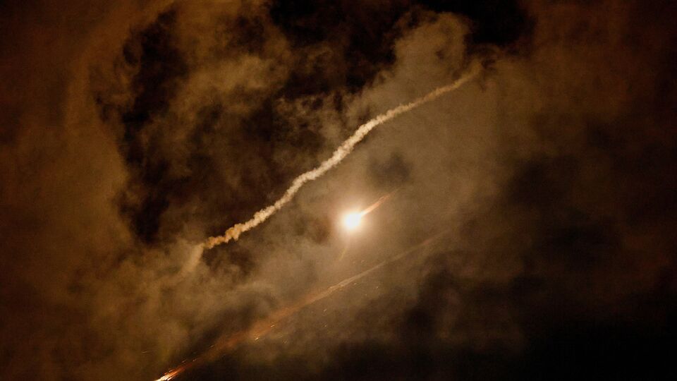 মার্কিন প্রতিরক্ষামন্ত্রী পিট হেগসেথ জোর দিয়ে বলেছেন, যুক্তরাষ্ট্রের বর্তমান তৎপরতা আত্মরক্ষামূলক। তাঁর কথায়, 'আমাদের জনগণকে নিরাপদ রাখতে আমরা সব ধরনের পদক্ষেপ নিচ্ছি। সমুদ্রে মার্কিন নৌবাহিনীর যুদ্ধজাহাজ ইউএসএস দ্য সালিভানস, ইউএসএস থমাস হাডনার এবং ইউএসএস আরলে বার্ক ইরানি ব্যালিস্টিক ক্ষেপণাস্ত্র ধ্বংস করেছে। এই সব মিসাইল ইরানি শহরকে লক্ষ্য করে নিক্ষেপ করা হয়েছিল।' (REUTERS)