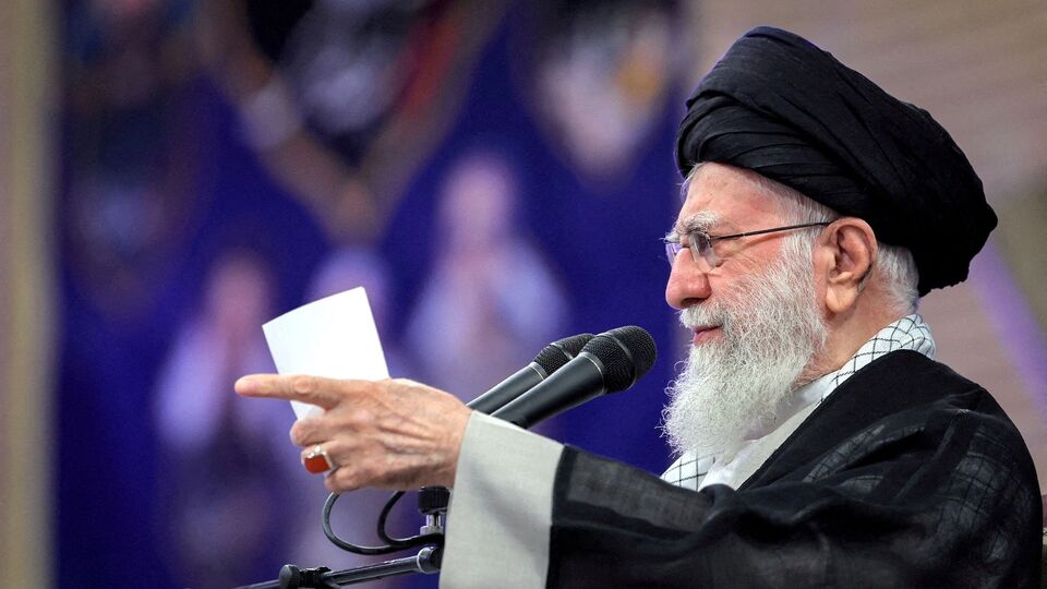 ইজরায়েলের সঙ্গে ক্রমবর্ধমান উত্তেজনা এবং হোয়াইট হাউজের নতুন করে হুমকির মাঝে ইরানের সর্বোচ্চ নেতা আয়াতোল্লাহ আলি খামেনি ক্ষমতা হস্তান্তর করেছেন সামরিক বাহিনীর সর্বোচ্চ কাউন্সিল ইসলামিক রেভল্যুশনারি গার্ড কোরের (আইআরজিসি) কাছে। ইরান ইনসাইটের খবরে বলা হয়, খামেনিকে উত্তর-পূর্বাঞ্চলীয় তেহরানের একটি ভূগর্ভস্থ বাঙ্কারে আছেন। সেখানে তাঁর সঙ্গে আছেন ছেলে মোজতাবাসহ এবং পরিবারের ঘনিষ্ঠ সদস্যরা। (via REUTERS)