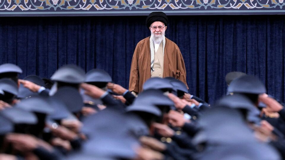 গতরাতে একটি সোশ্যাল মিডিয়া পোস্টে ট্রাম্প লিখেছিলেন, ইরানের সর্বোচ্চ নেতা কোথায় লুকিয়ে আছেন তা হোয়াইট হাউজ 'সঠিকভাবে' জানে। ট্রাম্পের কথায়, আমরা জানি ইরানের তথাকথিত সর্বোচ্চ নেতা কোথায় লুকিয়ে আছেন। আমরা তাঁকে হত্যা করব না, অন্তত আপাতত নয়... তবে আমাদের ধৈর্য শেষ হয়ে আসছে।' (via REUTERS)