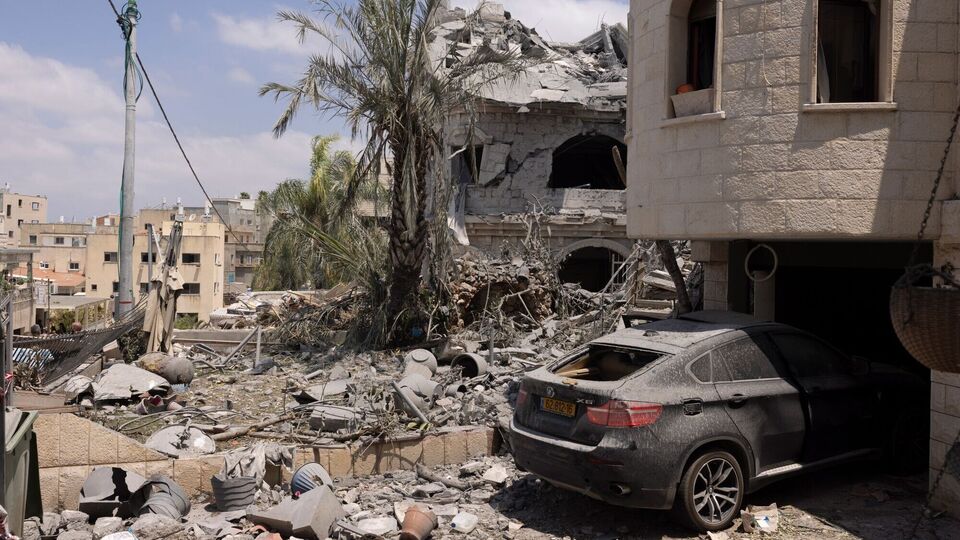 ইরানের হামলা থেকে ইজরায়েলকে রক্ষার জন্য মধ্যপ্রাচ্যে দ্রুত সামরিক বিমান, যুদ্ধজাহাজ ও লোকবল মোতায়েন করছে যুক্তরাষ্ট্র। সামাজিক যোগাযোগ মাধ্যমের ধারাবাহিক কয়েকটি পোস্টে ট্রাম্প ঘোষণা করেছেন, 'ইরানের আকাশ সম্পূর্ণ ভাবে নিয়ন্ত্রণ' করছে যুক্তরাষ্ট্র। এই আবহে চলমান এই সংঘাতে মার্কিন যুক্তরাষ্ট্রের জড়িয়ে পড়ার সম্ভাবনার ইঙ্গিত দিয়েছেন খোদ ট্রাম্প। (Bloomberg)