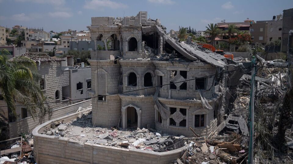 বার্তা সংস্থা এপির মতে, ওয়াশিংটন সরাসরি ইরানের ভূগর্ভস্থ পারমাণবিক স্থাপনাগুলিকে লক্ষ্যবস্তু করতে পারে - বিশেষ করে ফোর্দো সমৃদ্ধকরণ প্ল্যান্টটিকে নিশানা করতে পারে আমেরিকা। কেবল মার্কিন যুক্তরাষ্ট্রের কাছে বাঙ্কার-বিধ্বংসী জিবিইউ-৫৭ বোমা রয়েছে যা গভীর ভূগর্ভস্থ সাইটে আঘাত হানতে সক্ষম, যা কেবলমাত্র বি-২ স্পিরিট স্টেলথ বোমারু বিমানই নিক্ষেপ করতে পারে। (Bloomberg)