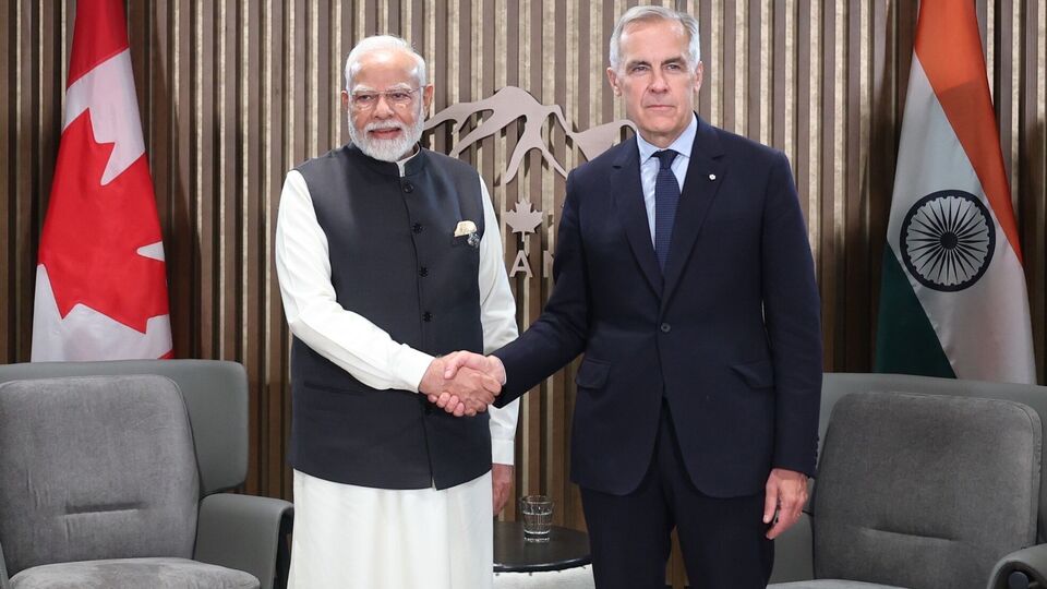 মঙ্গলবার জি-৭ নেতাদের শীর্ষ সম্মেলনের ফাঁকে দ্বিপাক্ষিক বৈঠক করলেন ভারতের প্রধানমন্ত্রী নরেন্দ্র মোদী এবং কানাডার প্রধানমন্ত্রী মার্ক কার্নি। ২০ মাসেরও বেশি সময় ধরে দুই দেশের মধ্যে অস্থিরতা ছিল। তবে এবার ফের সম্পর্ক পুনর্নবীকরণে সম্মত হয়েছেন দুই রাষ্ট্রপ্রধানই। উভয় দেশই একে অপরের রাজধানীতে হাইকমিশনার পুনর্নিয়োগে সম্মত হয়েছে। (PMO)