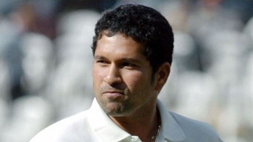 ভারত-ইংল্যান্ড টেস্ট ক্রিকেটের ইতিহাসে সব থেকে বেশি রান সংগ্রহ করা ব্যাটারদের তালিকায় দ্বিতীয় স্থানে রয়েছেন সচিন তেন্ডুলকর। মাস্টার ব্লাস্টার ইংল্যান্ডের বিরুদ্ধে মোট ৩২টি টেস্টে মাঠে নেমেছেন। ৫৩টি ইনিংসে ব্যাট করে তিনি সংগ্রহ করেছেন সাকুল্যে ২৫৩৫ রান। সেঞ্চুরি করেছেন ৭টি ও হাফ-সেঞ্চুরি করেছেন ১৩টি। ইংল্যান্ডের বিরুদ্ধে টেস্টে সচিনের সর্বোচ্চ ব্যক্তিগত ইনিংস ১৯৩ রানের। ছবি- টুইটার।