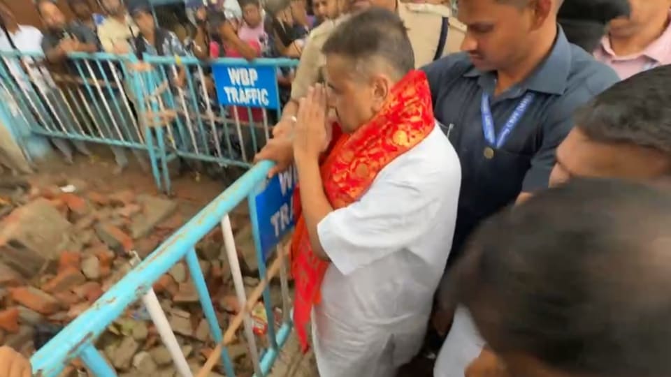 ‘নিরাপত্তাহীনতায় ভুগছেন আক্রান্তরা’, মহেশতলায় ভাঙা তুলসিমঞ্চে প্রণাম করলেন শুভেন্দু