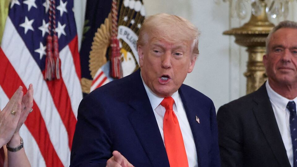 এরপরই ম্যাক্রোঁকে তোপ দেগে সোশ্যাল মিডিয়ায় পোস্ট করেছিলেন ডোনাল্ড ট্রাম্প। তিনি লিখেছিলেন, 'প্রচারের খোঁজে ফ্রান্সের প্রেসিডেন্ট ইমানুয়েল ম্যাক্রোঁ দাবি করেছেন যে আমি যুদ্ধবিরতির জন্য জি৭ সম্মেলন ছেড়ে ওয়াশিংটন ফিরে যাচ্ছি। তবে তিনি ভুল বলেছেন । ভুল! তাঁর কোনও ধারণা নেই আমি কেন ফিরছি। এটা যুদ্ধবিরতির চেয়েও বড় কিছু। ইমানুয়েল সবসময়ই ভুল বোঝে। চোখ রাখুন সামনে কী হয়।' (REUTERS)