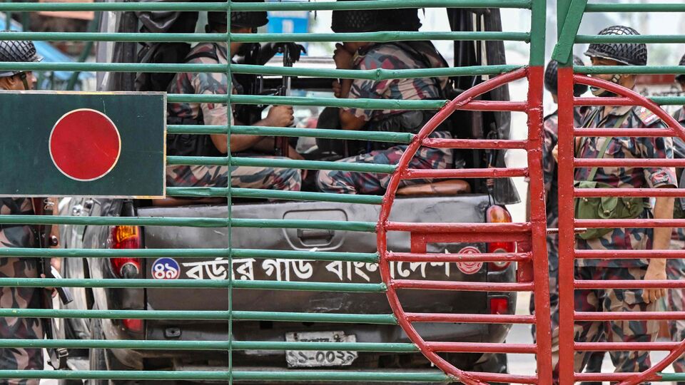 মুস্তাফা দাবি করেন, সীমান্ত দিয়ে ওপারে ঠেলে দেওয়ার সময় তাদের হাতে ৩০০ টাকা দেওয়া হয়েছিল। পরে বাংলাদেশের নিরাপত্তারক্ষীরা তাঁদের ধরার পর আবার পরিচয়পত্র যাচাই করে। তারপর তাদের নো-ম্যানস ল্যান্ডে নিয়ে এসে ছেড়ে দেয়। এরপর বিএসএফের এক আধিকারিক সেখানে এসে মুস্তাফাকে ফিরিয়ে নিয়ে যান। 