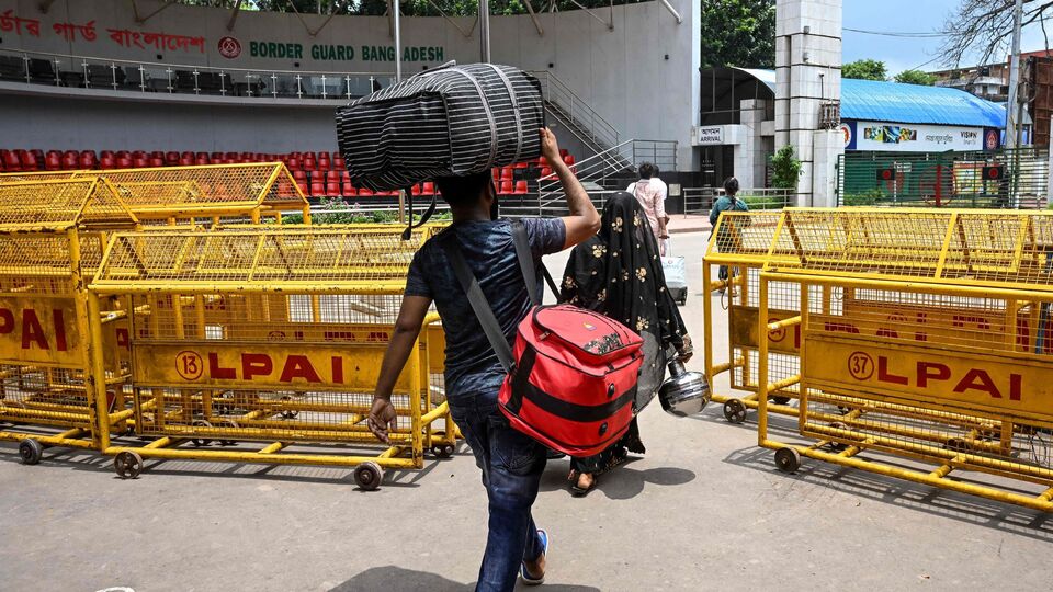 তবে শীঘ্রই ভুল বুঝতে পারে বিএসএফ। এরপর সীমান্তরক্ষী বাহিনী মুস্তাফা কামালকে ভারতে ফিরিয়ে আনে। সম্প্রতি কুলুট গ্রামে নিজের বাড়িতে ফিরেছেন মুস্তাফা। বাড়ি ফিরে তিনি বলেন, 'গত ৯ জুন মুম্বইতে আমার ঘরে আসে পুলিশ। আমাকে জিজ্ঞাসা করে, তোমার বাড়ি কোথায়? আমি বলি, পশ্চিমবঙ্গ। তখন পুলিশ আমারে পরিচয়পত্র নিয়ে পুলিশ চৌকি যেতে বলে। আর মোবাইলটা দাও। আমি মোবাইলটা পুলিশকে দিয়ে দিই। তারা আমাকে পুলিশ চৌকিতে নিয়ে যায়। ২ দিন পুলিশ চৌকিতে ছিলাম। তারপর বিএসএফের শিবিরে নিয়ে যায়। বিএসএফ ফ্লাইট করে আমাদের ত্রিপুরায় নিয়ে যায়। সেখান থেকে আমাদের ওপারে পাঠানো হয়।' 