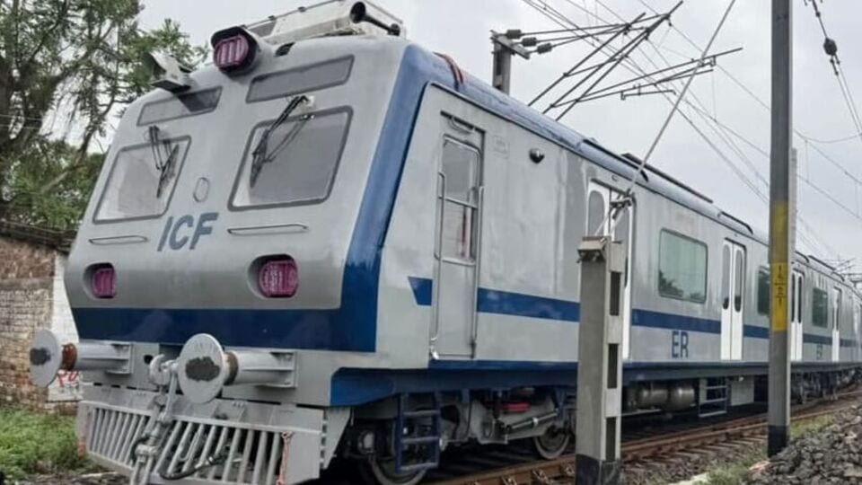 দাদা দরজাটা একটু ছেড়ে দাঁড়ান। হাওয়া আসতে দিন। লোকাল ট্রেনে একথা প্রায়ই শোনা যায়। তবে সেসব এবার হবে অতীত। এবার আর গলদঘর্ম হয়ে অফিসে যেতে হবে না। এসির হাওয়া খেতে খেতে অফিস যেতে পারবেন নিত্যযাত্রীরা। রাজ্যে এসে গিয়েছে এসি লোকাল ট্রেন। সংগৃহীত ছবি ফেসবুক