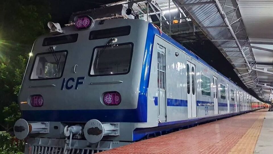 একদিকে যাওয়ার ক্ষেত্রে প্রতি ১০ কিমির জন্য এসি লোকালে ভাড়া হতে পারে ২৯ টাকা। ১১ কিমি থেকে ১৫ কিমি পর্যন্ত এই এসি লোকালের ভাড়া হতে পারে ৩৭ টাকা করে। ১০ কিমির জন্য মান্থলি টিকিটের ভাড়া হতে পারে ৫৯০ টাকা। ১১ কিমি থেকে ১৫ কিমি পর্যন্ত সিজন টিকিটের ভাড়া হতে পারে ৭৮০ টাকা। সংগৃহীত ছবি ফেসবুক