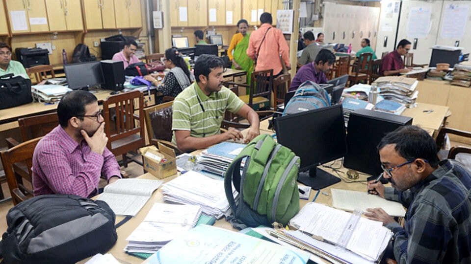 কনফেডারেশন অফ স্টেট গভর্নমেন্ট এমপ্লয়িজের সাধারণ সম্পাদক মলয় মুখোপাধ্যায়ের বক্তব্য অনুযায়ী, রাজ্য সরকার যদি নির্ধারিত ছয় সপ্তাহের মধ্যে ডিএ পরিশোধ না করে, তাহলে কনফেডারেশন মুখ্য সচিব এবং অর্থ সচিবের বিরুদ্ধে আদালত অবমাননার মামলা দায়ের করবে। উল্লেখ্য, সুপ্রিম কোর্টের নির্ধারিত তারিখ অনুযায়ী, ২৭ জুনের মধ্যে বকেয়া ডিএ ঢুকে যাওয় উচিত রাজ্য সরকারি কর্মীদের পকেটে। 