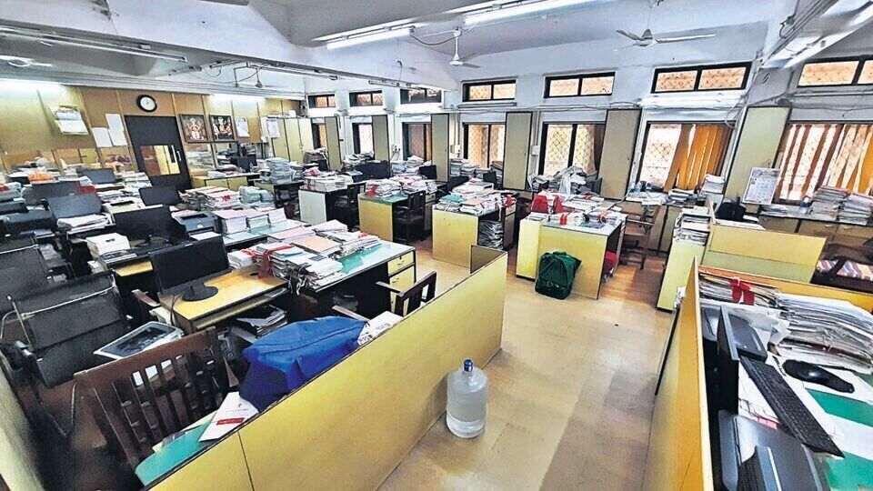 পঞ্চম বেতন কমিশন অনুযায়ী রাজ্যকে ২৫ শতাংশ বকেয়া ডিএ মেটাতে নির্দেশ দিয়েছিল সুপ্রিম কোর্ট। তবে সেই রুল বদল করার দাবি জানিয়ে নাকি আদালতে যাওয়ার কথা ভাবছিল সরকার। এই নিয়ে একাধিক সংবাদমাধ্যমে রিপোর্টও বেড়িয়েছিল। এরই মাঝে এই প্রসঙ্গে মুখ খোলেন কনফেডারেশন অফ স্টেট গভর্নমেন্ট এমপ্লয়িজ-এর সাধারণ সম্পাদক মলয় মুখোপাধ্যায়। 