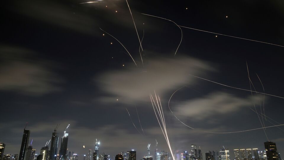 মার্কিন ডেস্ট্রয়ারগুলি লোহিত সাগর, পশ্চিম ভূমধ্যসাগর এবং বাল্টিক সাগরেও অবস্থান করছে। উল্লেখ্য, আজ, বুধবার ইরান-ইজরায়েল সংঘাত ষষ্ঠ দিনে পা দিয়েছে। এই আবহে গতরাতেও ইরান ও ইজরায়েল নতুন করে এ অপরকে লক্ষ্য করে ক্ষেপণাস্ত্র বিনিময় করেছে। ইরান রাতভর ইজরায়েলি শহরগুলিকে লক্ষ্য করে দুটি পৃথক হামলা চালিয়েছে। তেল আবিবে বিস্ফোরণের শব্দ শোনা গেছে। এর প্রতিশোধ হিসেবে ইজরায়েল তেহরানের কাছে সামরিক স্থাপনায় বিমান হামলা চালায়। (AP)