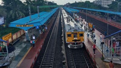 দমদমের একটি লাইনে ব্লক থাকবে। সেজন্য শিয়ালদা শাখায় ৩০টি লোকাল ট্রেন বাতিল করে দেওয়া হয়েছে। (ছবিটি প্রতীকী) দমদমের একটি লাইনে ব্লক থাকবে। সেজন্য শিয়ালদা শাখায় ৩০টি লোকাল ট্রেন বাতিল করে দেওয়া হয়েছে। (ছবিটি প্রতীকী)