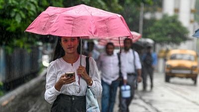 সোমবার এবং মঙ্গলবার দক্ষিণবঙ্গের কোনও জেলায় সতর্কতা জারি করা হয়নি। শুধু তাই নয়, শুক্রবার এবং শনিবারও সতর্কতা জারি করা হয়নি দক্ষিণবঙ্গের কোনও জেলায়। একেবারে বুধবার দক্ষিণবঙ্গের দুটি জেলায় সতর্কতা জারি করা হয়েছে। বুধবার পূর্ব মেদিনীপুর এবং দক্ষিণ ২৪ পরগনার একটি বা দুটি অংশে ভারী বৃষ্টি হবে। (ছবি সৌজন্যে পিটিআই) সোমবার এবং মঙ্গলবার দক্ষিণবঙ্গের কোনও জেলায় সতর্কতা জারি করা হয়নি। শুধু তাই নয়, শুক্রবার এবং শনিবারও সতর্কতা জারি করা হয়নি দক্ষিণবঙ্গের কোনও জেলায়। একেবারে বুধবার দক্ষিণবঙ্গের দুটি জেলায় সতর্কতা জারি করা হয়েছে। বুধবার পূর্ব মেদিনীপুর এবং দক্ষিণ ২৪ পরগনার একটি বা দুটি অংশে ভারী বৃষ্টি হবে। (ছবি সৌজন্যে পিটিআই)