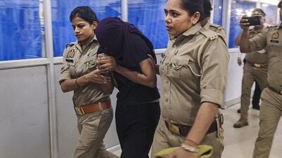 মেঘালয়ের হানিমুন হত্যা মামলায় নতুন একটি নাম উঠে এসেছে – সঞ্জয় বর্মা। এই সঞ্জয়ের সঙ্গে সোনম রঘুবংশী তার বিয়ের আগে ১০০ বারেরও বেশি যোগাযোগ করেছিল। ইন্দোরের ব্যবসায়ী স্বামী রাজা রঘুবংশীকে খুনের অভিযোগে গ্রেফতার সোনম তাঁর প্রেমিক রাজ কুশওয়াহার সঙ্গে ষড়যন্ত্র করেছিলেন বলে অভিযোগ। এরই মাঝে তদন্তের মোড় ঘুরিয়ে দিতে পারে এই সঞ্জয় বর্মা। (HT_PRINT) মেঘালয়ের হানিমুন হত্যা মামলায় নতুন একটি নাম উঠে এসেছে – সঞ্জয় বর্মা। এই সঞ্জয়ের সঙ্গে সোনম রঘুবংশী তার বিয়ের আগে ১০০ বারেরও বেশি যোগাযোগ করেছিল। ইন্দোরের ব্যবসায়ী স্বামী রাজা রঘুবংশীকে খুনের অভিযোগে গ্রেফতার সোনম তাঁর প্রেমিক রাজ কুশওয়াহার সঙ্গে ষড়যন্ত্র করেছিলেন বলে অভিযোগ। এরই মাঝে তদন্তের মোড় ঘুরিয়ে দিতে পারে এই সঞ্জয় বর্মা। (HT_PRINT)