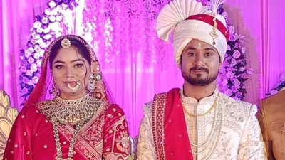 পুলিশ জানিয়েছে, রাজার সঙ্গে বিয়ের আগে সঞ্জয় বর্মা নামে এক ব্যক্তিকে ১০০ বারের বেশি ফোন করেছিল সোনম। পূর্ব খাসি হিলস জেলার এসপি বিবেক সিয়েম জানিয়েছেন, বিয়ের পরেও তাদের দু'জনের মধ্য ফোনে কথাবার্তা অব্যাহত ছিল। তিনি জানান, সঞ্জয় বর্মার ফোন বন্ধ থাকায় তাঁকে খুঁজে বের করতে ইন্দোরে তল্লাশি অভিযান শুরু করে পুলিশ। পরে তদন্তে জানা যায়, সঞ্জয় বর্মা আসলে রাজ কুশওয়াহা। (HT_PRINT) পুলিশ জানিয়েছে, রাজার সঙ্গে বিয়ের আগে সঞ্জয় বর্মা নামে এক ব্যক্তিকে ১০০ বারের বেশি ফোন করেছিল সোনম। পূর্ব খাসি হিলস জেলার এসপি বিবেক সিয়েম জানিয়েছেন, বিয়ের পরেও তাদের দু'জনের মধ্য ফোনে কথাবার্তা অব্যাহত ছিল। তিনি জানান, সঞ্জয় বর্মার ফোন বন্ধ থাকায় তাঁকে খুঁজে বের করতে ইন্দোরে তল্লাশি অভিযান শুরু করে পুলিশ। পরে তদন্তে জানা যায়, সঞ্জয় বর্মা আসলে রাজ কুশওয়াহা। (HT_PRINT)