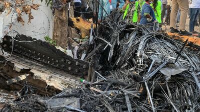 ২০১১ সালে বোয়িং ৭৮৭ ড্রিমলাইনার প্রথম বাজারে আসার পর এই বিমানের এটাই প্রথম প্রাণঘাতী দুর্ঘটনা। এই বিমানটি বিমানবন্দর থেকে কয়েক কিলোমিটার দূরে বিজে মেডিক্যাল কলেজের একটি হোস্টেলে গিয়ে ভেঙে পড়ে। বিমানটিতে ১২ জন কেবিন ক্রুসহ মোট ২৪২ জন যাত্রী ছিলেন। ২৪২ জন আরোহীর মধ্যে বিশ্বাস কুমার রমেশ নামে একজন যাত্রী বিমান দুর্ঘটনায় প্রাণে বেঁচে যান। বাকি সবাই মারা যান। বিমানটি মেডিকেল ছাত্রের হোস্টেলে বিধ্বস্ত হলে মাটিতে থাকা মোট ২৯ জন নিহত হন। ২০১১ সালে বোয়িং ৭৮৭ ড্রিমলাইনার প্রথম বাজারে আসার পর এই বিমানের এটাই প্রথম প্রাণঘাতী দুর্ঘটনা। এই বিমানটি বিমানবন্দর থেকে কয়েক কিলোমিটার দূরে বিজে মেডিক্যাল কলেজের একটি হোস্টেলে গিয়ে ভেঙে পড়ে। বিমানটিতে ১২ জন কেবিন ক্রুসহ মোট ২৪২ জন যাত্রী ছিলেন। ২৪২ জন আরোহীর মধ্যে বিশ্বাস কুমার রমেশ নামে একজন যাত্রী বিমান দুর্ঘটনায় প্রাণে বেঁচে যান। বাকি সবাই মারা যান। বিমানটি মেডিকেল ছাত্রের হোস্টেলে বিধ্বস্ত হলে মাটিতে থাকা মোট ২৯ জন নিহত হন।