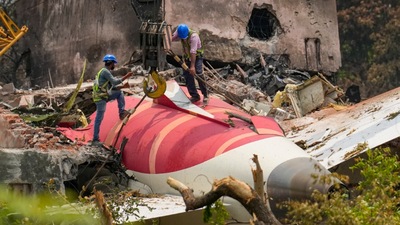 যুক্তরাষ্ট্র ভিত্তিক অ্যারোস্পেস নিরাপত্তা পরামর্শক অ্যান্থনি ব্রিকহাউস ওয়াল স্ট্রিট জার্নালকে বলেন, পাইলটরা প্রয়োজনে ম্যানুয়ালি জরুরি ব্যবস্থা চালু করতে পারেন। প্রাথমিক অনুসন্ধানে জানা গিয়েছে, তথ্য আদান-প্রদান বন্ধ হওয়ার আগে বোয়িং ড্রিমলাইনার বিমানটি আকাশে ৬২৫ ফুট উচ্চতায় উঠেছিল। যুক্তরাষ্ট্র ভিত্তিক অ্যারোস্পেস নিরাপত্তা পরামর্শক অ্যান্থনি ব্রিকহাউস ওয়াল স্ট্রিট জার্নালকে বলেন, পাইলটরা প্রয়োজনে ম্যানুয়ালি জরুরি ব্যবস্থা চালু করতে পারেন। প্রাথমিক অনুসন্ধানে জানা গিয়েছে, তথ্য আদান-প্রদান বন্ধ হওয়ার আগে বোয়িং ড্রিমলাইনার বিমানটি আকাশে ৬২৫ ফুট উচ্চতায় উঠেছিল।