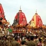 ওড়িশার পুরী শহরে প্রতি বছর অনুষ্ঠিত ভগবান জগন্নাথের রথযাত্রা কেবল ভারতের জন্যই নয়, বরং বিশ্বের কোটি কোটি ভক্তের জন্য একটি বড় উৎসব। এই উপলক্ষে লক্ষ লক্ষ মানুষ পুরীতে পৌঁছান এবং ভগবান জগন্নাথ, বলভদ্র এবং সুভদ্রার রথ টানার সৌভাগ্য লাভ করেন। বিশ্বাস করা হয় যে যে কেউ এই যাত্রায় অংশগ্রহণ করেন, তার জীবন শুভতায় পূর্ণ হয় এবং ঈশ্বরের বিশেষ কৃপা তার উপর থাকে।