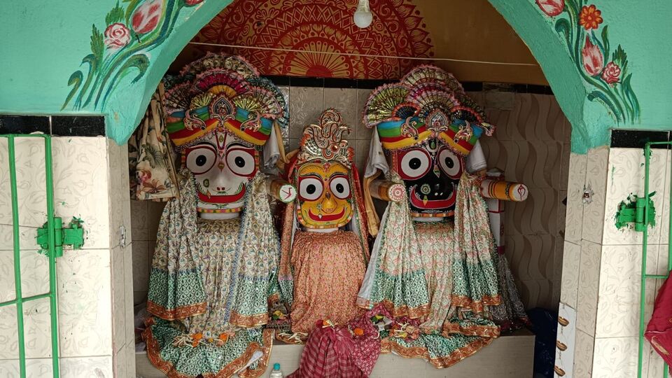 ১. ঘরে বসে ভগবান জগন্নাথের পুজো করুন: রথযাত্রার দিন, সকালে স্নান করে পরিষ্কার পোশাক পরুন এবং বাড়ির পুজোস্থলে ভগবান জগন্নাথ, বলভদ্র এবং সুভদ্রার ছবি বা মূর্তি রাখুন। তাজা ফুল, ফল, তুলসী পাতা এবং ঘি এর প্রদীপ নিবেদন করুন। ভগবানকে যা-ই নিবেদন করুন না কেন, তা পূর্ণ নিষ্ঠা এবং স্পষ্ট উদ্দেশ্য নিয়ে করা উচিত।