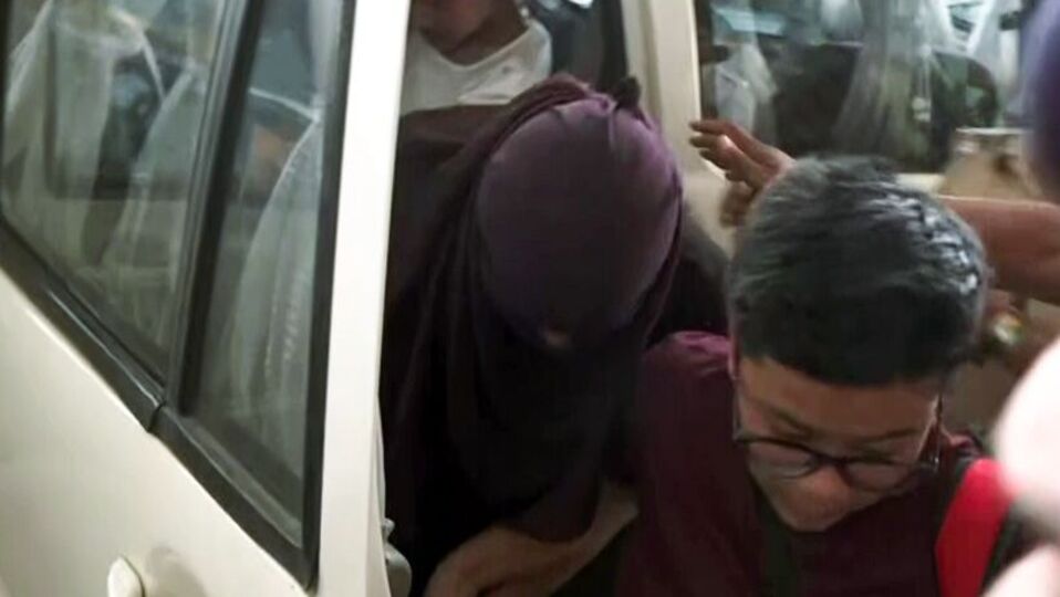 পুলিশ কর্তা বলেন, 'আমাদের দল ইন্দোরে রয়েছে এবং রাজার মৃত্যু থেকে অন্য আরও কেউ লাভবান হচ্ছে কিনা তা জানতে কয়েকজনকে জিজ্ঞাসাবাদ করা হচ্ছে।' এদিকে, অভিযুক্ত সোনম রঘুবংশীর ভাই গোবিন্দ দাবি করেছেন যে তিনি সঞ্জয় বর্মা নামে কাউকে চেনেন না। বুধবার সাংবাদিকদের মুখোমুখি হয়ে তিনি বলেন, 'আমি সঞ্জয় বর্মা সম্পর্কে কিছুই জানি না। আজ আমি জানতে পারলাম, যে এর মধ্যে সঞ্জয়ের নামও উঠে আসছে।' (ANI Grab)