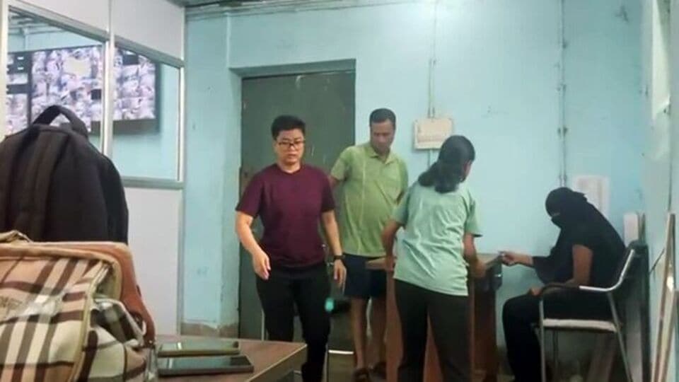 রাজা রঘুবংশী হত্যাকাণ্ডে আর্থিক দিক খতিয়ে দেখছে সিট। পুলিশ জানিয়েছে, ২৩ মে রাজা রঘুবংশী হত্যাকাণ্ডের পিছনে সন্দেহজনক ত্রিকোণ প্রেমের বাইরে কোনও আর্থিক উদ্দেশ্য ছিল কিনা তা খতিয়ে দেখতে বিশেষ তদন্তকারী দল (এসআইটি) ইন্দোরে পৌঁছেছে। পূর্ব খাসি হিলসের এসপি ঋতুরাজ রবির মতে, হিটম্যানরা তিনবার ব্যর্থ চেষ্টার পরে রঘুবংশীকে চতুর্থবারে হত্যা করতে সফল হয়েছিল। (ANI Grab)