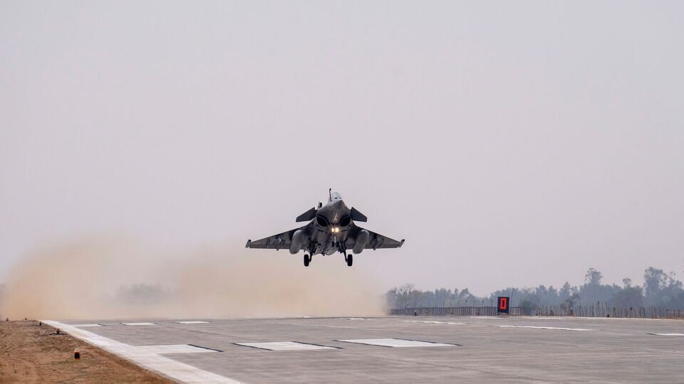 পাকিস্তানের পশ্চিমে অবস্থিত ইরান। সেই ইরানের সঙ্গে যুদ্ধে জড়িয়েছে ইজরায়েল। এদিকে আমেরিকাও এই যুদ্ধে জড়াতে পারে। আর তেমনটা হলে কি পাকিস্তানের বায়ুসেনা ঘাঁটিগুলি আমেরিকা ব্যবহার করবে? এই নিয়ে জোর জল্পনা শুরু হয়েছে। এদিকে পাক সেনা প্রধান আসিম মুনিরকে হোয়াইট হাউজে ডেকে লাঞ্চ করিয়েছেন ট্রাম্প। এই আবহে সেই জল্পনা আরও বেড়েছে। (AP)