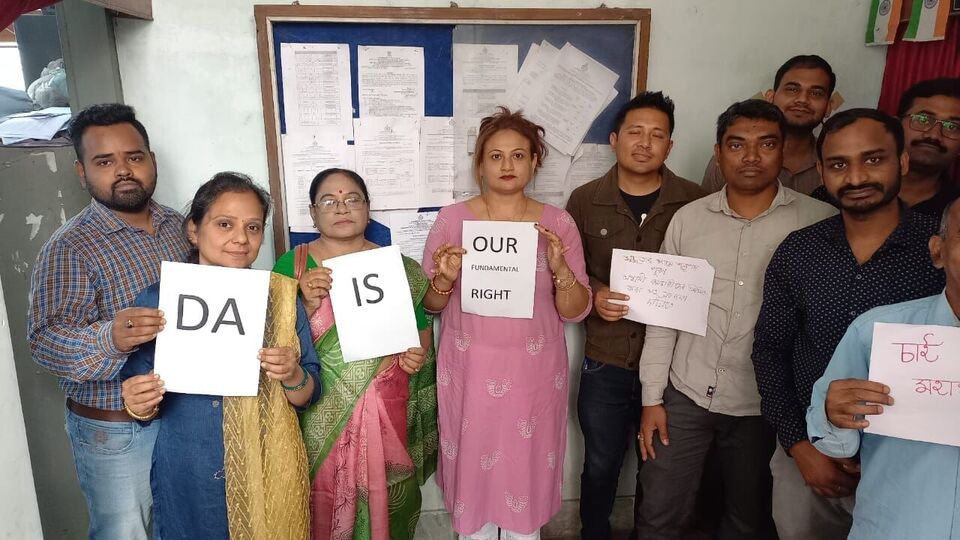 সুপ্রিম কোর্টের নির্দেশ মতো সরকারি কর্মচারীদের বকেয়া মহার্ঘ ভাতার ২৫ শতাংশ মিটিয়ে দিতে রাজ্য সরকার ঋণ নিয়েছে বলে একটি মহলের তরফে দাবি করা হয়েছে। যদিও তাঁদের বকেয়া ডিএ মেটাতে রাজ্য সরকারের ঋণ নেওয়ার কোনও প্রয়োজনই ছিল না বলে দাবি করেছেন রাজ্য সরকারি কর্মচারীদের নেতারা। তাঁদের দাবি, ভোটের আগে সরকারি কর্মচারীদের ভিলেন বানানোর চেষ্টা করছে রাজ্য। (ফাইল ছবি)