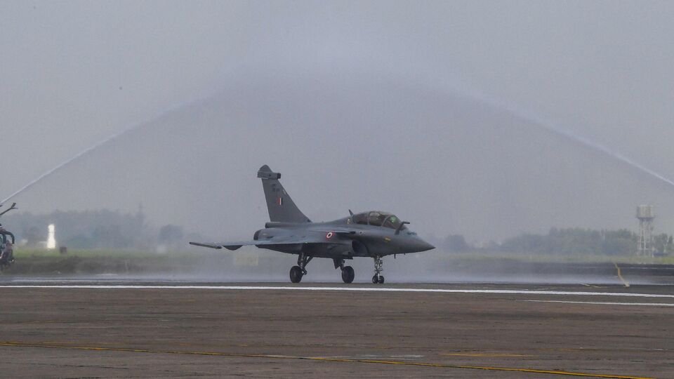 এর আগে ১৮ এবং ১৯ জুন নোটাম জারির কথা জানা গিয়েছিল। এখন জানা যাচ্ছে, ২০ জুন এই মহড়া চালাতে পারে ভারতীয় বায়ুসেনায়। যখন বায়ুসেনার মহড়া চলবে, তখন ওই আকাশপথ ব্যবহার করতে পারবে না অন্য কোনও বিমান। রিপোর্ট অনুযায়ী, ভারত-পাকিস্তান সংঘাতের পর একাধিকবার এমন মহড়া দিয়েছে বায়ুসেনা। এর আগে রাজস্থান, জম্মু ও কাশ্মীরেও বায়ুসেনা মহড়া চালিয়েছে। এবার গুজরাটে সীমান্তের কাছেই বায়ুসেনা মহড়া চলতে পারে। (AFP)