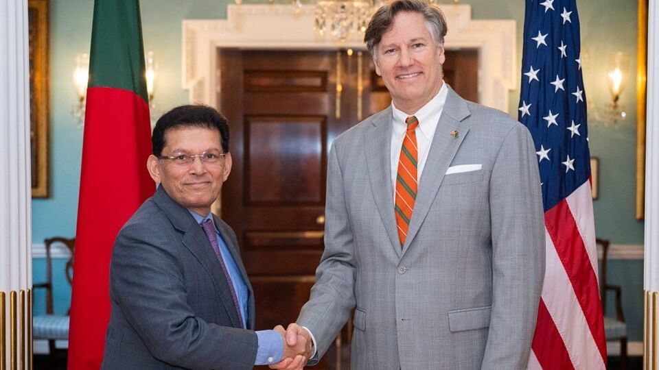 এদিকে খলিলুরের বিরুদ্ধে পাকিস্তানের সঙ্গে ঘনিষ্ঠতা বজায় রাখারও অভিযোগ আছে। এই আবহে কাকতলীয় ভাবে হলেও তিনি এমন এক সময় ওয়াশিংটন ডিসিতে ছিলেন, যখন পাকিস্তানের সেনা প্রধান ফিল্ড মার্শাল আসিম মুনিরও ওয়াশিংটনেই ছিলেন। মুনির যখন ট্রাম্পের সঙ্গে বসে লাঞ্চ করছিলেন, তখন খলিলুর মার্কিন স্টেট ডিপার্টমেন্টের অফিসে বৈঠক করছিলেন। 