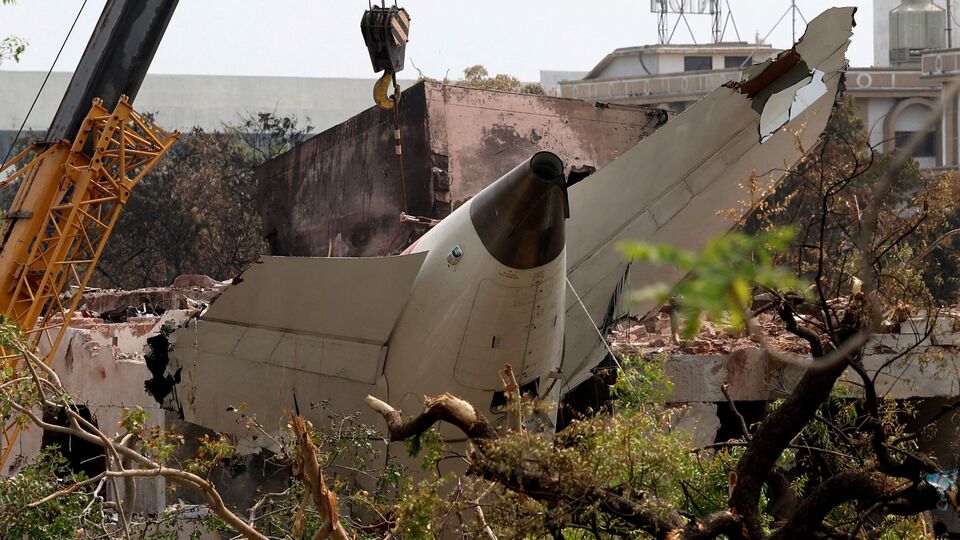 ওয়াল স্ট্রিট জার্নালের প্রতিবেদনে বলা হয়েছে, তদন্তের প্রাথমিক অনুসন্ধানে বলা হয়েছে, আমদাবাদে দুর্ঘটনার সময় ৭৮৭ ড্রিমলাইনারের জরুরি ব্যবস্থা সক্রিয় ছিল। এটি ব়্যাম এয়ার টারবাইন নামে পরিচিত। ড্রিমলাইনারের ম্যানুয়াল উদ্ধৃত করে ওয়াল স্ট্রিট জার্নাল জানিয়েছে, উভয় ইঞ্জিন বিকল হয়ে গেলে বা তিনটি হাইড্রোলিক সিস্টেমের চাপ কম থাকলে বিমানের জরুরি ব্যবস্থা স্বয়ংক্রিয়ভাবে চালু হতে পারে। (REUTERS)