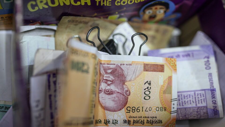 এমনিতে সুপ্রিম কোর্টে রাজ্যের তরফে যে পরিসংখ্যান পেশ করা হয়েছে, তাতে পঞ্চম বেতন কমিশনের আওতায় রাজ্য সরকারি কর্মচারীদের বকেয়া ডিএ মেটাতে ৪০,০০০ কোটি টাকার বেশি খরচ হবে। আর সেই হিসাবে ২৫ শতাংশ ডিএ মেটাতে খরচের অঙ্কটা ১০,০০০ কোটি টাকা পেরিয়ে যাবে বলে অনুমান করা হচ্ছে। (ছবিটি প্রতীকী)