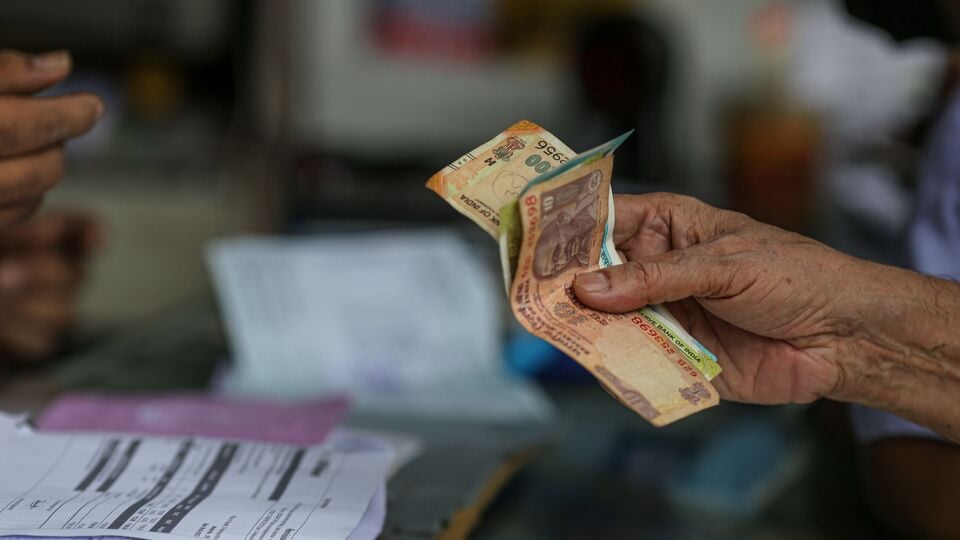 তিনি আরও জানিয়েছেন, রাজ্য সরকার বোঝানোর চেষ্টা করছে যে সাধারণ মানুষের উন্নয়ন বন্ধ রেখে ঋণ নিয়ে সরকারি কর্মচারীদের ডিএ মেটাচ্ছে রাজ্য সরকার। কিন্তু তাতে কোনও লাভ হবে না বলে জানিয়েছেন কনফেডারেশন অফ স্টেট গভর্নমেন্ট এমপ্লয়িজের সাধারণ সম্পাদক। তাঁর মতে, ‘(রাজ্যের) চালাকি কর্মচারী সমাজ বুঝে গিয়েছে৷’ (ছবিটি প্রতীকী)