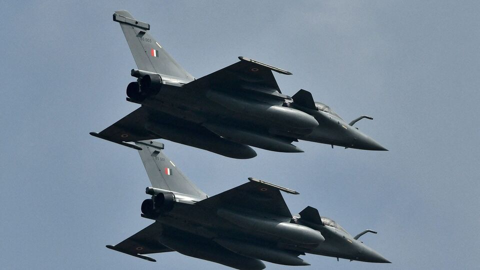 এই সবের মাঝেই পাকিস্তানের পূর্বে ভারতের তরফ থেকে নোটাম জারি করা হয়েছে সীমান্ত অঞ্চলে। যা ঘিরেও চর্চা চলছে। রিপোর্টে দাবি করা হচ্ছে, ২০ জুন গুজরাটে পাকিস্তান লাগোয়া এলাকায় নোটাম জারি করা হয়েছে। এই আবহে মনে করা হচ্ছে, ভারতীয় বায়ুসেনা সেখানে মহড়া চালাতে পারে। (REUTERS)