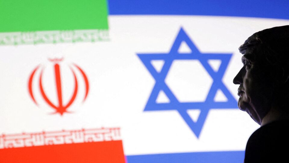 ট্রাম্প আরও বলেন, ইরানের পরমাণু কর্মসূচি ত্যাগ করার জন্য খুব একটা দেরি হয়নি এবং আগামী সপ্তাহ 'খুবই বড়' হতে যাচ্ছে। ট্রাম্প বলেন, 'ইরান ধ্বংসস্তূপে পরিণত হয়েছে। তারা আত্মসমর্পণ না করলে তাদের জন্য শুভকামনা রইল।' এর আগে খামেনি আমেরিকার উদ্দেশে হুঁশিয়ারি দিয়ে বলেছিলেন, ইসলামিক প্রজাতন্ত্রকে লক্ষ্য করে যুক্তরাষ্ট্র যে কোনও হামলা করলে তা আমেরিকার জন্য অপূরণীয় ক্ষতি বয়ে আনবে।(REUTERS)