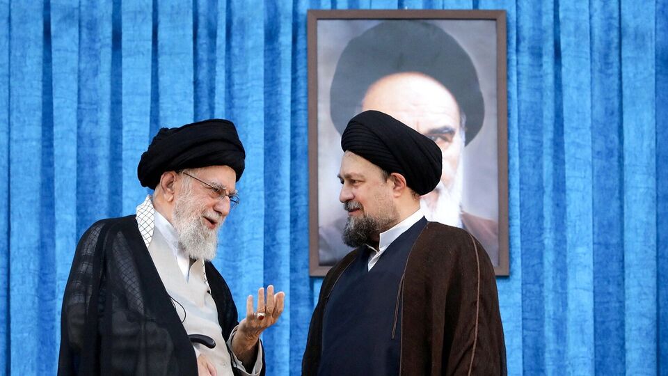 এরই মাঝে খামেনিও খুলেছেন মুখ। তিনি বলেন,'ইহুদিবাদী সরকারের আমেরিকান বন্ধুরা যে দৃশ্যপটে প্রবেশ করেছে এবং এ ধরনের কথা বলছে, তা ওই সরকারের দুর্বলতা এবং অক্ষমতার লক্ষণ।' ফলত, ইজরায়েল, ইরান সংঘাতের মধ্যে ট্রম্পের আমেরিকার বক্তব্যকে খুব একটা যে ভালোভাবে ইরান নিচ্ছে না, তা আরও একবার স্পষ্ট করেছেন খামেনি।' /WANA (via REUTERS)