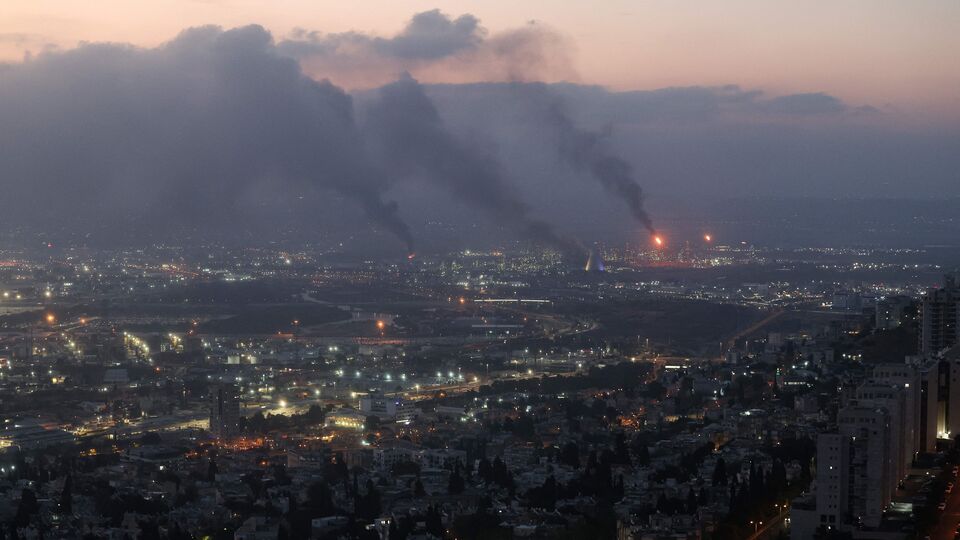 নাম প্রকাশে অনিচ্ছুক দুই পশ্চিমা কর্মকর্তাকে উদ্ধৃত করে রয়টার্স জানিয়েছে, যুক্তরাষ্ট্র ২৪ ঘণ্টার মধ্যে পদক্ষেপ নিতে পারে। এরই মাঝে ট্রাম্প বুধবার বলেন, তিনি হোয়াইট হাউসের সিচুয়েশন রুমে তাঁর উপদেষ্টাদের সঙ্গে আবারও দেখা করার পরিকল্পনা করছেন। যুক্তরাষ্ট্র সংঘাতে যোগ দিলে পাল্টা ব্যবস্থা নেওয়ার হুঁশিয়ারি দিয়েছেন ইরানের সর্বোচ্চ নেতা আয়াতোল্লাহ আলি খামেনি।(AFP)