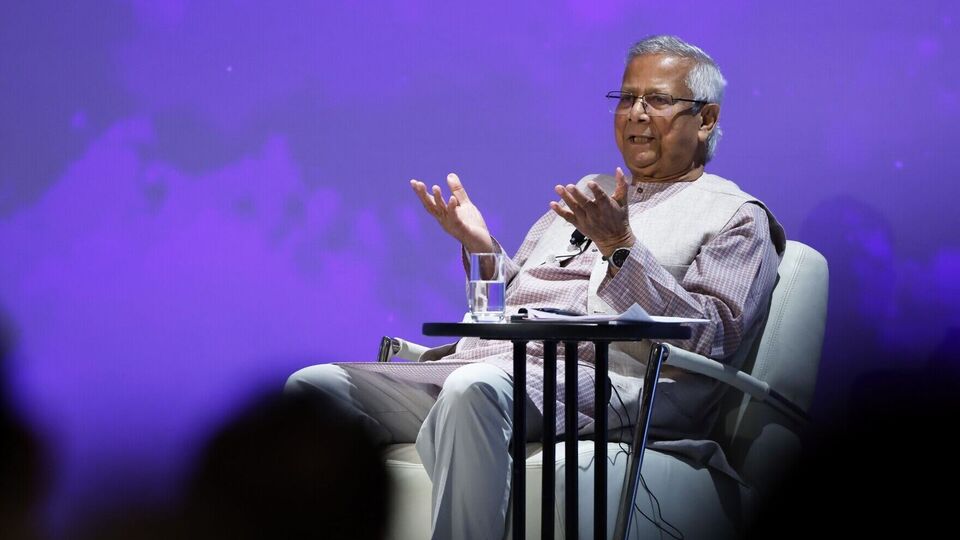 এদিকে খলিলুরের বৈঠক নিয়ে প্রধান উপদেষ্টার প্রেস ‍উইং থেকে জানানো হয়, বৈঠকে তারা রোহিঙ্গা সংকট, বাংলাদেশ ও যুক্তরাষ্ট্রের মধ্যকার চলমান শুল্ক আলোচনা, দক্ষিণ এশিয়ার সাম্প্রতিক পরিস্থিতি এবং বাংলাদেশের গণতান্ত্রের বিষয়ে আলোচনা করেন। ল্যান্ডাউ নাকি প্রধান উপদেষ্টা মহম্মদ ইউনুসের প্রশংসা করেন এবং বাংলাদেশকে মার্কিন সমর্থনের প্রতিশ্রুতি দেন। (Bloomberg)