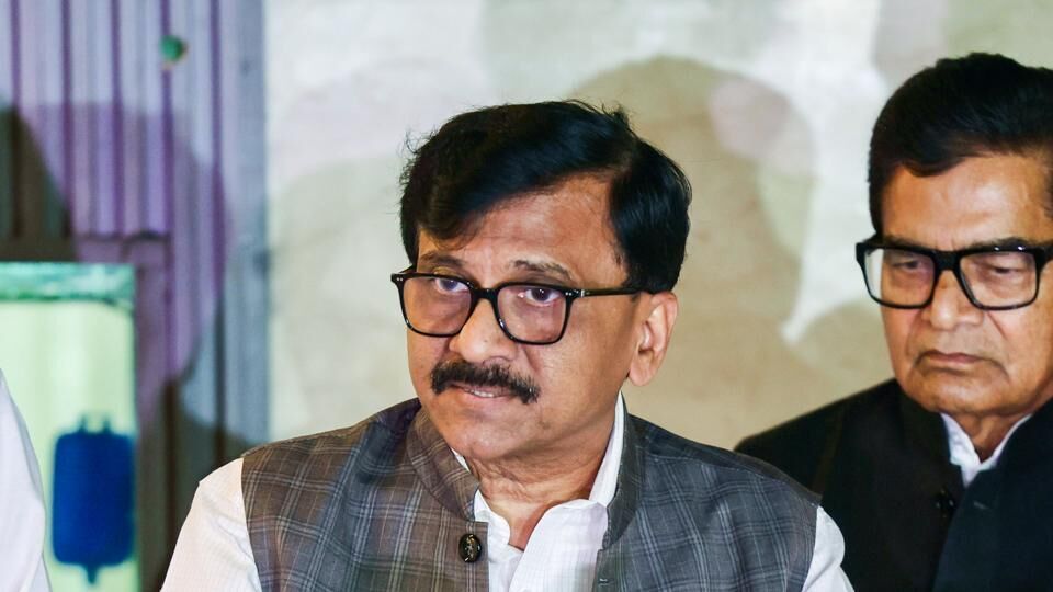পাকিস্তানি সেনাপ্রধান আসিম মুনিরের আমেরিকা সফরকে কেন্দ্র করে ভারতে রাজনীতি তুঙ্গে উঠেছে চর্চা। মুনির ও মার্কিন প্রেসিডেন্ট ডোনাল্ড ট্রাম্পের বৈঠক নিয়ে ভারত সরকারের পক্ষ থেকে কোনও সাড়া পাওয়া যায়নি। এই আবহে প্রশ্ন তুলতে শুরু করেছে বিরোধী জোট ইন্ডিয়ার সঙ্গী শিবসেনা (ইউবিটি)। একই সঙ্গে ট্রাম্প ভারতে সরকার বদলের চেষ্টা করছেন কি না, তা নিয়েও আশঙ্কা প্রকাশ করেছেন তিনি। (HT_PRINT)