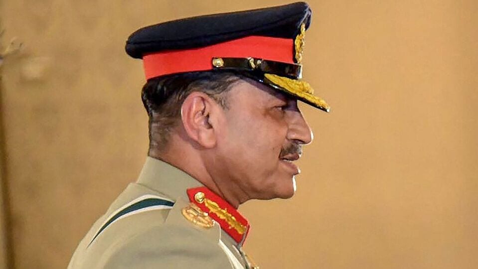 এর আগে মুনিরকে হোয়াইট হাউজে ডেকে খাওয়ানো নিয়ে ট্রাম্প বলেন, 'আসিম মুনিরকে এখানে আমন্ত্রণে কারণ হল, যুদ্ধে না যাওয়ার জন্য তাঁকে আমি ধন্যবাদ জানাতে চেয়েছিলাম... প্রধানমন্ত্রী মোদী কিছুক্ষণ আগেই চলে গেছেন (কানাডার জি৭ সম্মেলন থেকে) এবং আমরা ভারতের সাথে এবং পাকিস্তানের সাথেও একটি বাণিজ্য চুক্তি করছি... আমি খুব খুশি। দু'জন অত্যন্ত বুদ্ধিমান ব্যক্তি যুদ্ধ চালিয়ে না যাওয়ার সিদ্ধান্ত নিয়েছেন। তাঁরা দুটি বৃহৎ পারমাণবিক শক্তিধর দেশ। আজ তাঁর (ফিল্ড মার্শাল মুনির) সাথে দেখা করে আমি সম্মানিত বোধ করছি।' (AFP)