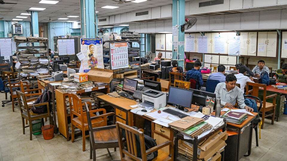 রাজ্য সরকারি কর্মচারীদের সংগঠন ইউনিটি ফোরামের আহ্বায়ক দেবপ্রসাদ হালদার বলেছেন, 'সাসপেন্স এবং মিসলেনিয়াস অ্যাকাউন্টে হেডে ১১.৬৫ লাখ কোটি টাকা রয়েছে। (সেই পরিস্থিতিতে) মহার্ঘ ভাতা দেওয়ার জন্য (রাজ্য সরকারের) ঋণ নেওয়ার প্রশ্নই ওঠে না।' তাঁর বক্তব্য, বকেয়া ডিএ দিতে যে পরিমাণ টাকার প্রয়োজন, তার থেকে অনেক বেশি অর্থ আছে রাজ্যের কাছে। (ফাইল ছবি, সৌজন্যে পিটিআই)