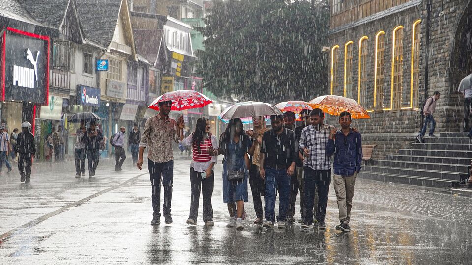 শুক্রবার এবং শনিবার উত্তরবঙ্গের কোনও জেলায় সতর্কতা জারি করা হয়নি। রবিবার দার্জিলিং, কালিম্পং, জলপাইগুড়ি, আলিপুরদুয়ার এবং কোচবিহারের একটি বা দুটি অংশে ভারী বৃষ্টি হবে। সেজন্য ওই পাঁচটি জেলায় হলুদ সতর্কতা জারি করা হয়েছে। বাকি তিনটি জেলায় কোনও সতর্কতা জারি করা হয়নি। (ছবিটি প্রতীকী, সৌজন্যে পিটিআই)